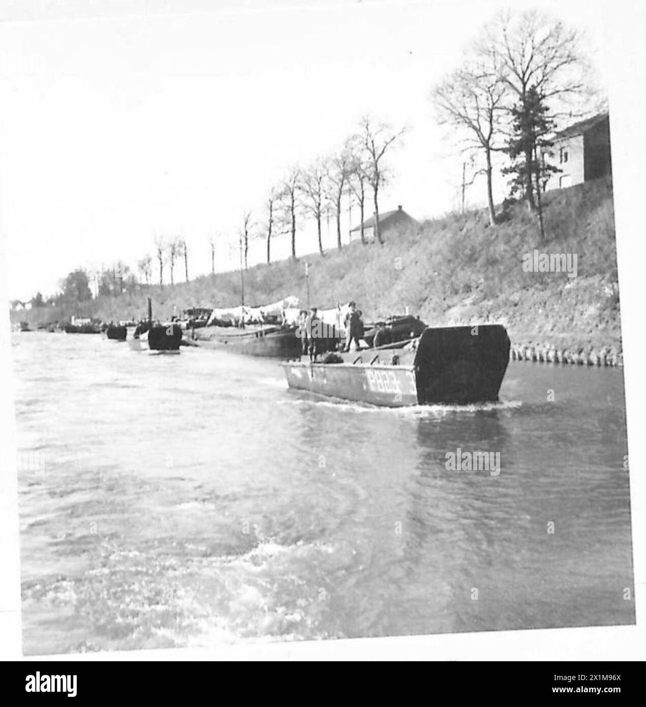 VORBEREITUNGEN DER U-TRUPPE - Foto des Schiffes auf dem Kanal auf dem Weg zur Schleuse, das von mobilen Kränen abgeholt wird, bevor es auf tran-Transporter, britische Armee, 21. Armeegruppe geladen wird Stockfoto