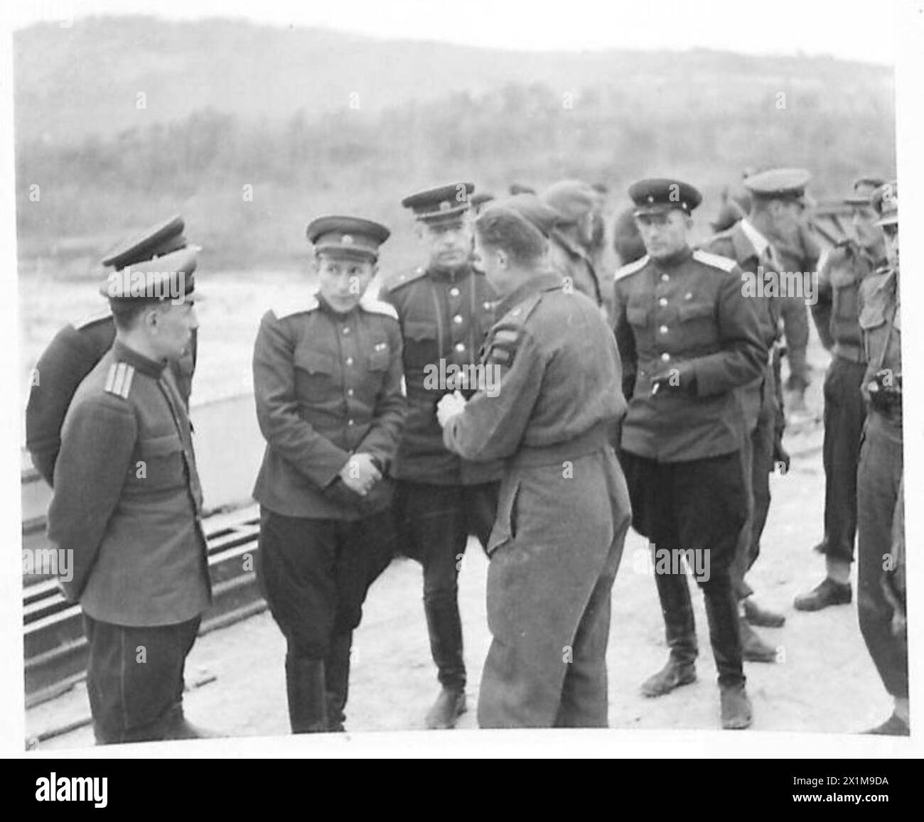 ITALIEN: ACHTE ARMEE - der Bau einer Bailey-Brücke über den Sangro wird Generalmajor Vasiliev von Major E.L. Montgomery 10 FD erklärt. Coy., Royal Canadian Engineers, aus Kimberley, br.Columbia, dessen Firma die Brücke baut. Generalmajor Solodovnik ist neben General Vasiliev, der britischen Armee Stockfoto