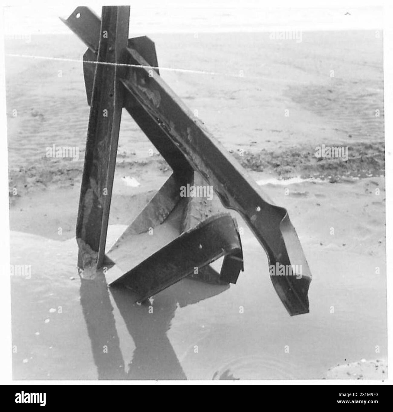 SONDERAUFTRAG FÜR 79. GEPANZERTE DIVISIONFLAIL-PANZER - Wirkung der Chruchill-Ladung beschädigter Grundplatte und Waffen, britische Armee Stockfoto