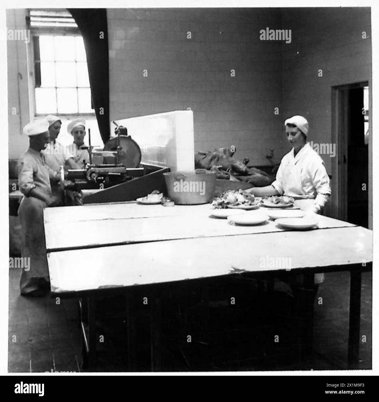 Der Speiserückbereitungsraum der Army School of Hygiene zeigt organisierte Lebensmittelhandhabung und Hygienepraktiken für das Personal der British Army. Stockfoto