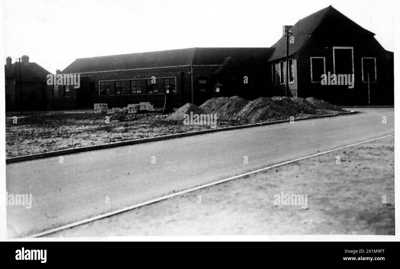 Panoramablick auf die Gebäude der Armee im Aldershot Command, einschließlich der ungenutzten Kinderschule in Blackdown, British Army. Stockfoto