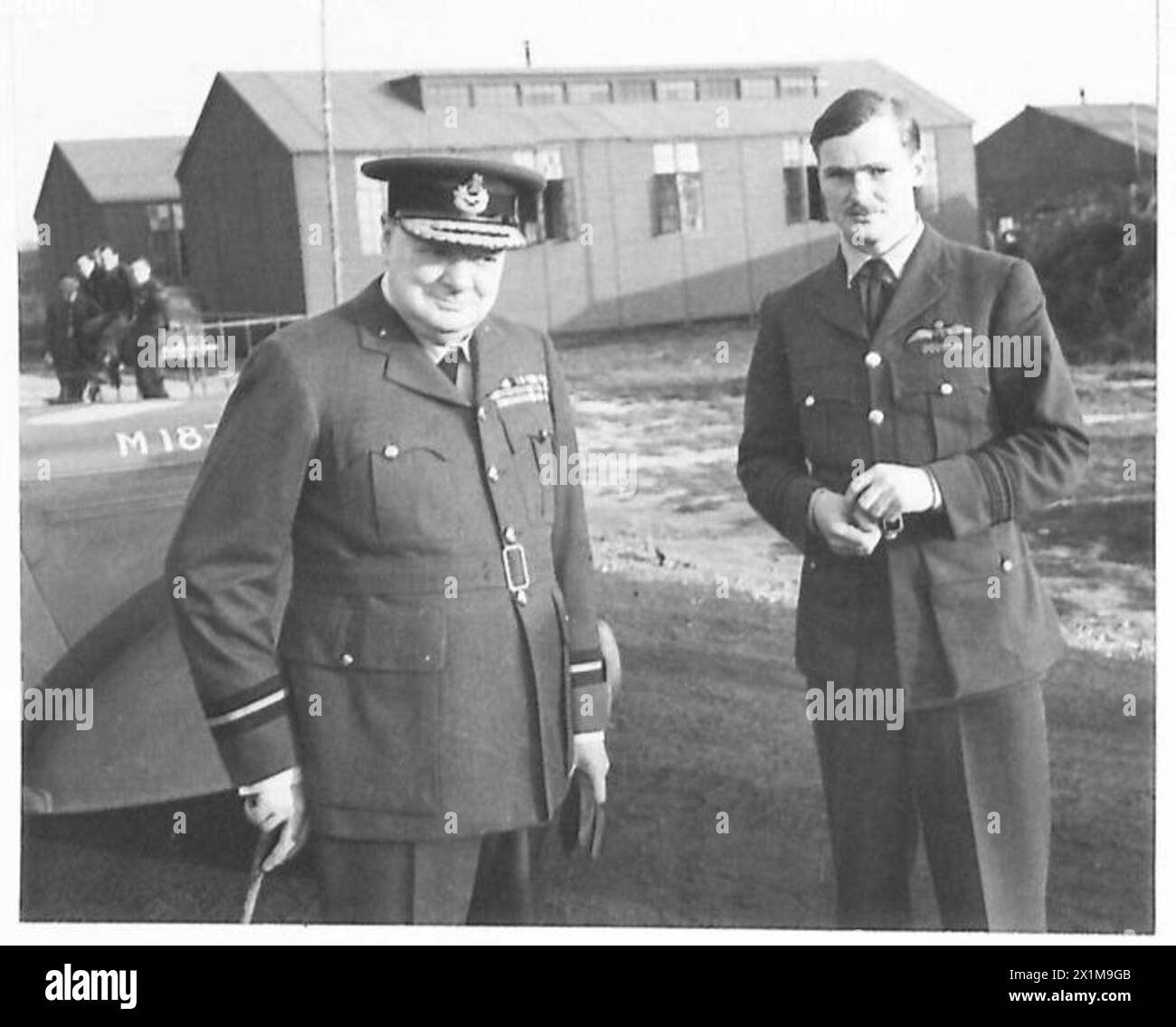 Der Premierminister wird mit dem Anführer der Geschwader Gillam, A.F.C., DFC, dargestellt, dem Befehlshaber der 615. Geschwader der britischen Armee. Stockfoto