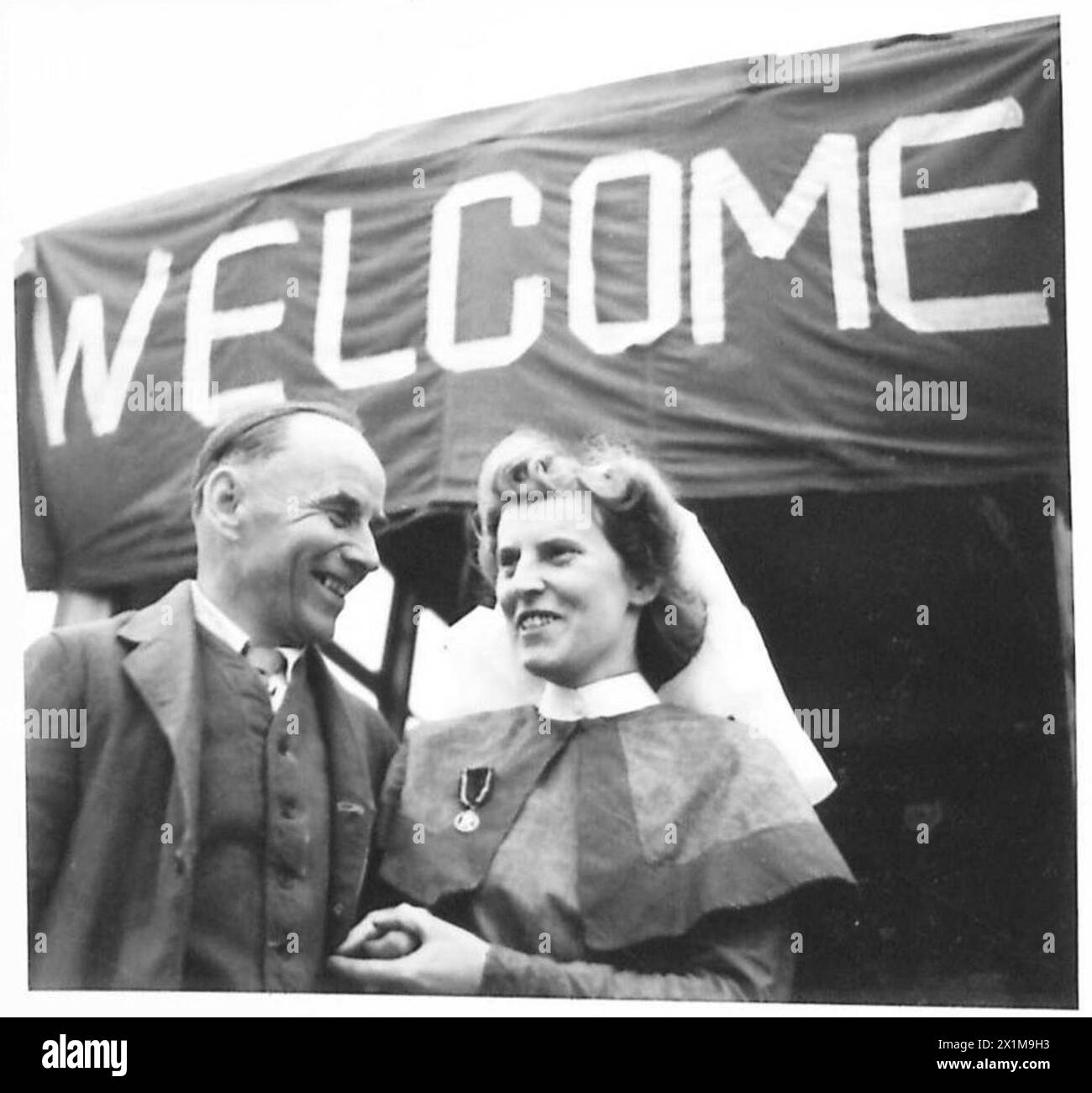 David Jones, ein Liverpool-Deck-Handlanger auf einem Handelsschiff, wird im Krankenhaus behandelt, nachdem er von einem Oberflächenräuber gefangen genommen wurde, was die Rückführung von Gefangenen unter Aufsicht der britischen Armee darstellt. Stockfoto