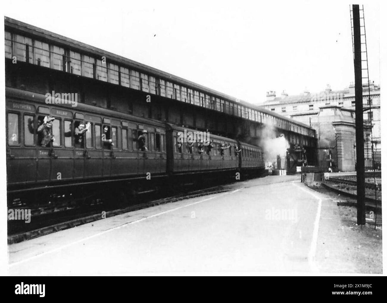 Schiffe der britischen Armee verlassen Dover Harbour auf dem Weg nach London, British Army. Stockfoto
