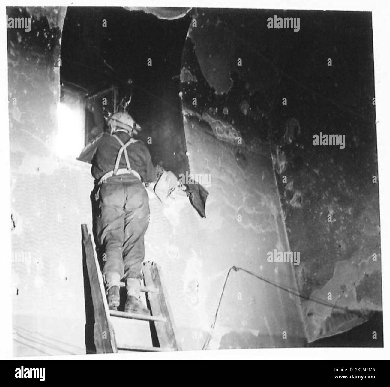 Ein Soldat der 2. Brigade, 3. Karpatengewehr-Division, klettert am 19. Mai 1944 eine Leiter in einen deutschen Beobachtungsposten in der Abtei Monte Cassino, Italien. Stockfoto