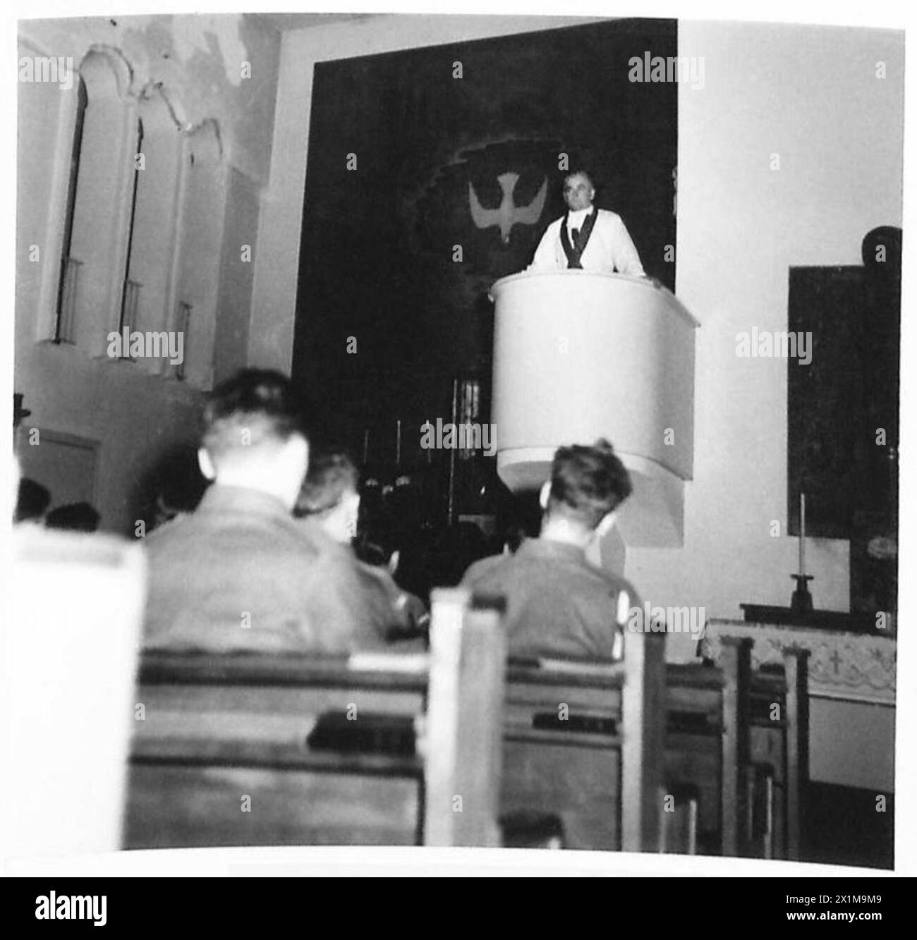 Mitglieder der 7. Panzerdivision nehmen an einer Messe in Berlin teil, wo Vater Devine die Predigt hält, British Army, 21st Army Group. Stockfoto