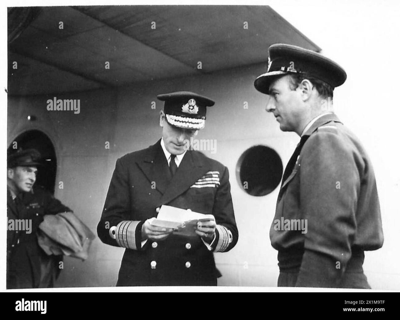 Lord Louis Mountbatten kommt in Potsdam an und erhält bei seiner Ankunft als Teil seiner Aufgaben bei der 21. Armeegruppe der britischen Armee Post. Stockfoto