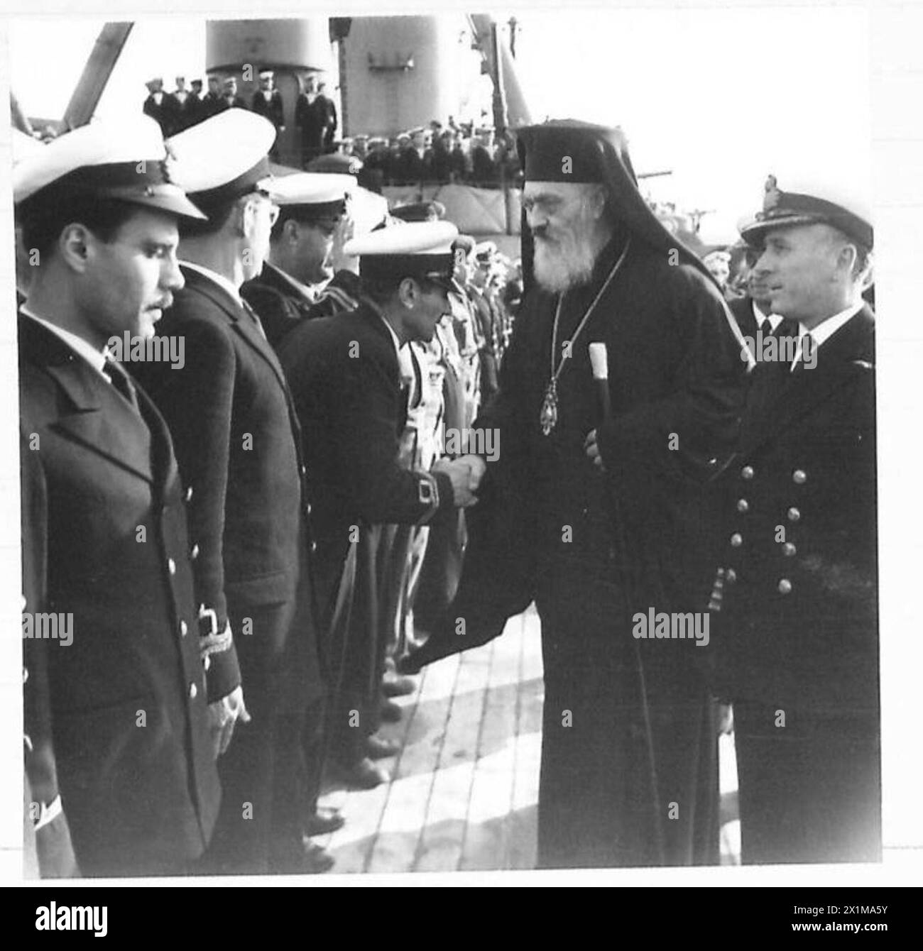 Der Erzbischof von Griechenland wird an Bord des Schlachtschiffs Averof den britischen Armeeoffizieren vorgestellt. Stockfoto