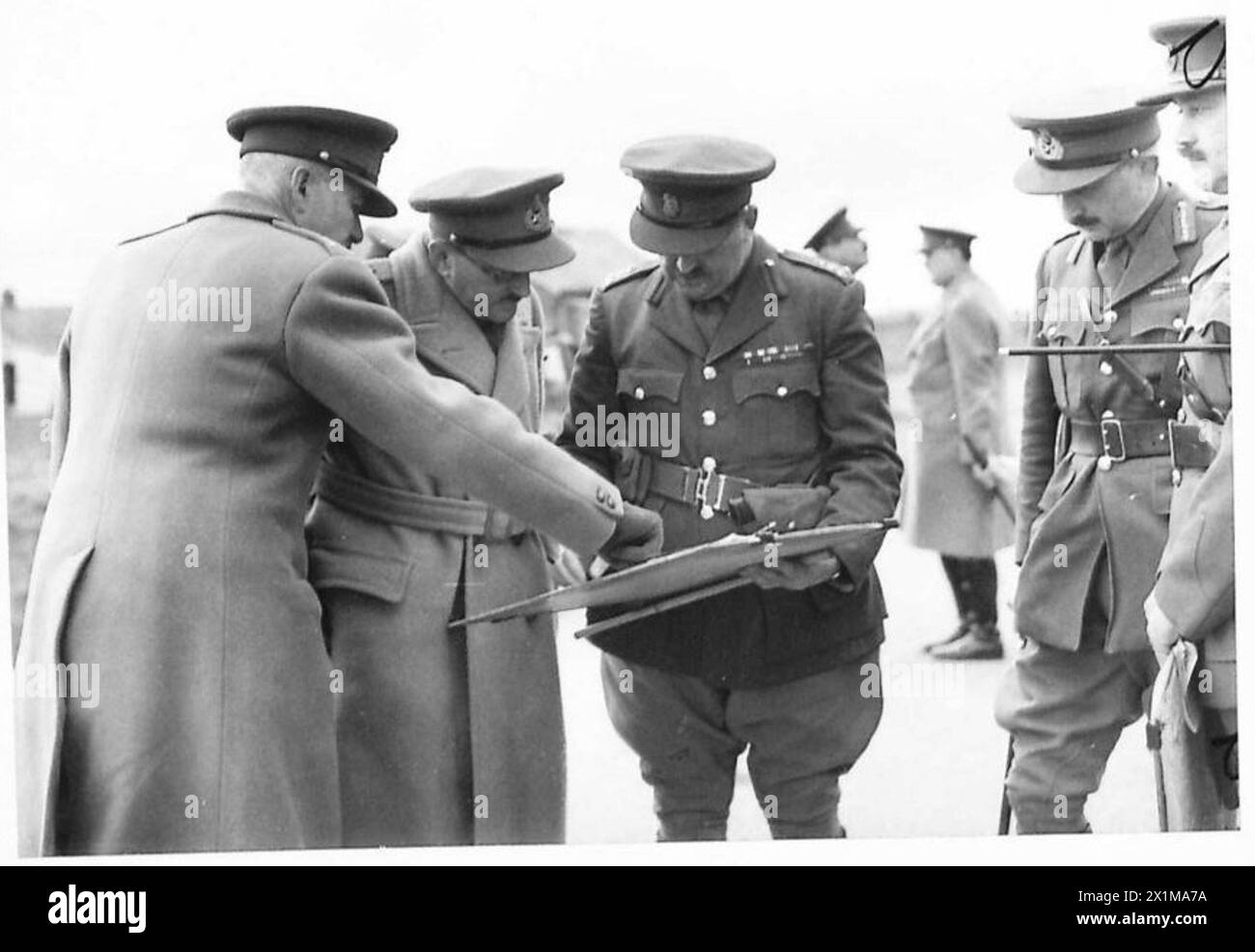 Der Oberbefehlshaber untersucht während eines Besuchs eine Karte der Verteidigungslinien des Northern Command und überwacht dabei die Befestigungen und Positionen der britischen Armee. Stockfoto