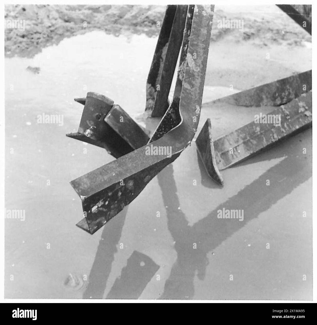 SONDERAUFTRAG FÜR 79. GEPANZERTE DIVISIONFLAIL-PANZER - Wirkung der Chruchill-Ladung beschädigter Grundplatte und Waffen, britische Armee Stockfoto