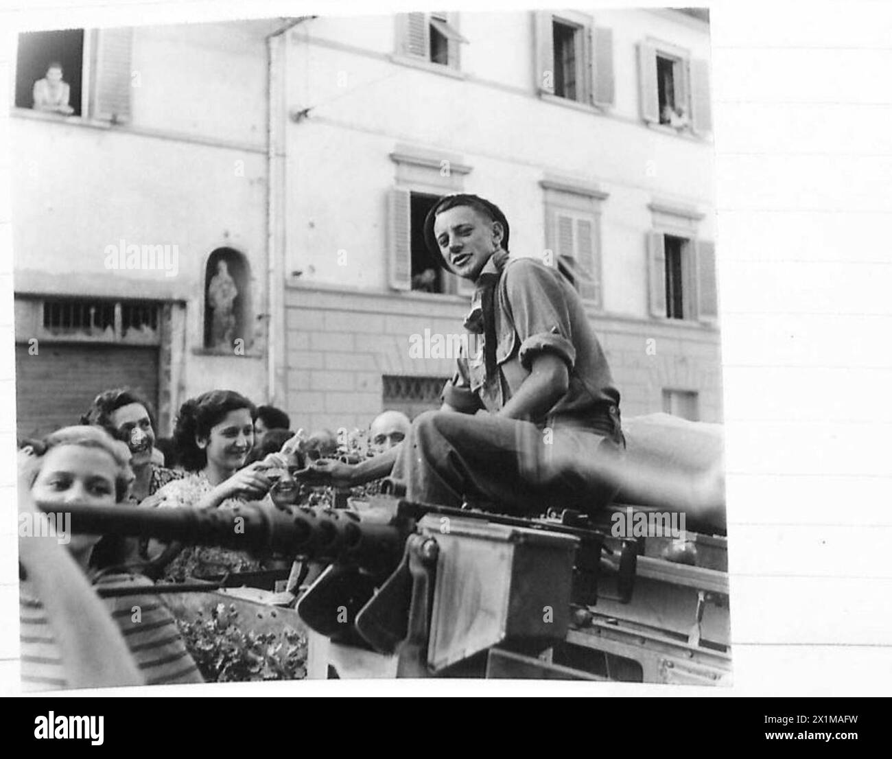 ACHTE ARMEE: SÜDAFRIKANER BETRETEN FLORENZ - Szenen der Begeisterung, als Männer des Imperial Light Horse S. African Kimberley Regiments in die Stadt ziehen, British Army Stockfoto