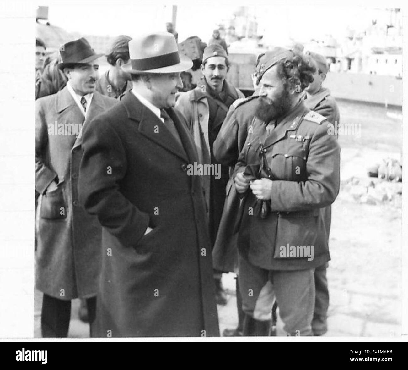 SS 'CORINTHIA' KEHRT MIT E.D.E.S. GEISELN ZURÜCK - General Zervas spricht mit Colonel George Agoras vom berühmten Kavallerie-Regiment 346, bekannt in Griechenland, britische Armee Stockfoto