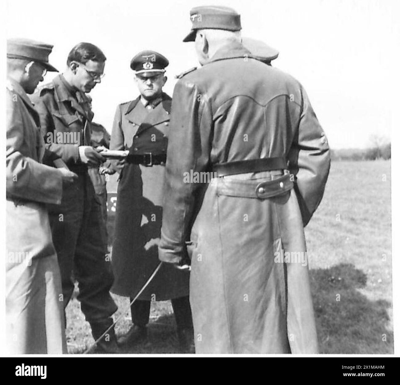 Generäle wie Fahwert, Lottner, Keller, Krieger, Stengal, und von Jena wird von Captain Howell im Hauptquartier der 11. Panzerdivision verhört, nachdem sie sich ergeben hat, unter Aufsicht der britischen Armee, der 21. Armeegruppe. Stockfoto