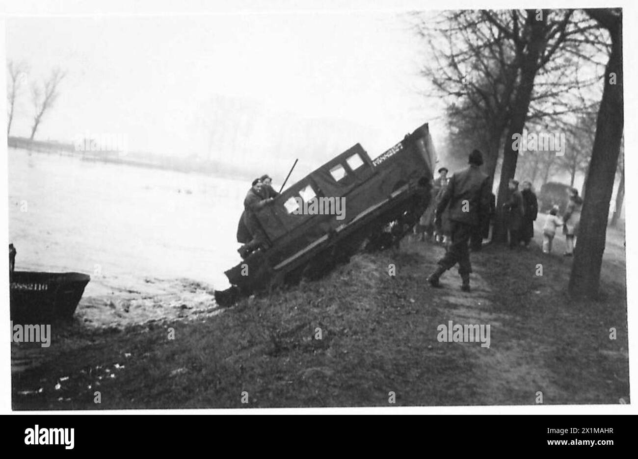 AMPHIBIENFAHRZEUG - Träger, die die Bank besteigen, britische Armee, 21. Armeegruppe Stockfoto