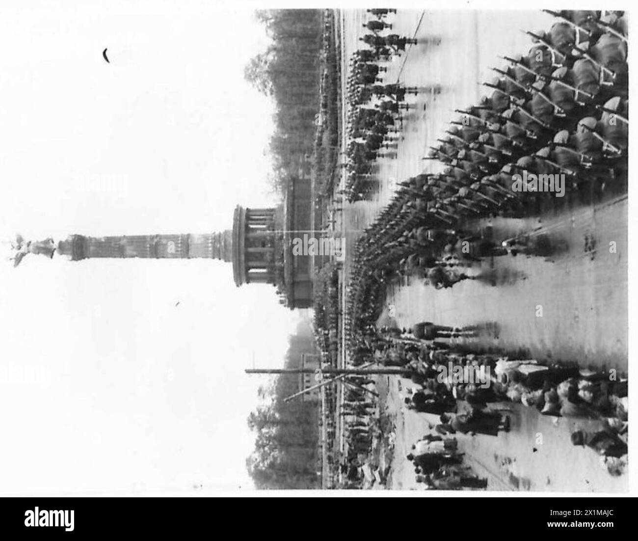 Britische Truppen der 7. Panzerdivision, angeführt von einer Band, marschieren während der Flaggenbrechzeremonie in Berlin die Charlottenburger Chaussee hinunter. Stockfoto