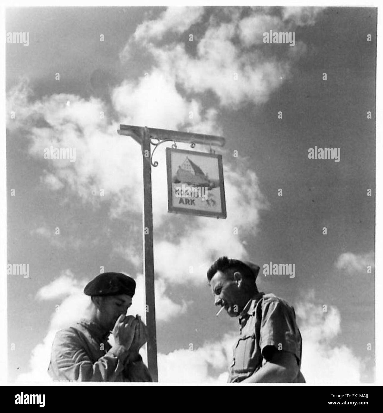 Ein temporäres Pub-Schild „Noah's Ark“ in der Wüste wird beobachtet, wo Soldaten während der Operationen der British Army eine Pause für Erfrischungen und Zigaretten einlegen. Stockfoto Ein temporäres Pub-Schild „Noah's Ark“ in der Wüste wird beobachtet, wo Soldaten während der Operationen der British Army eine Pause für Erfrischungen und Zigaretten einlegen. Stockfoto