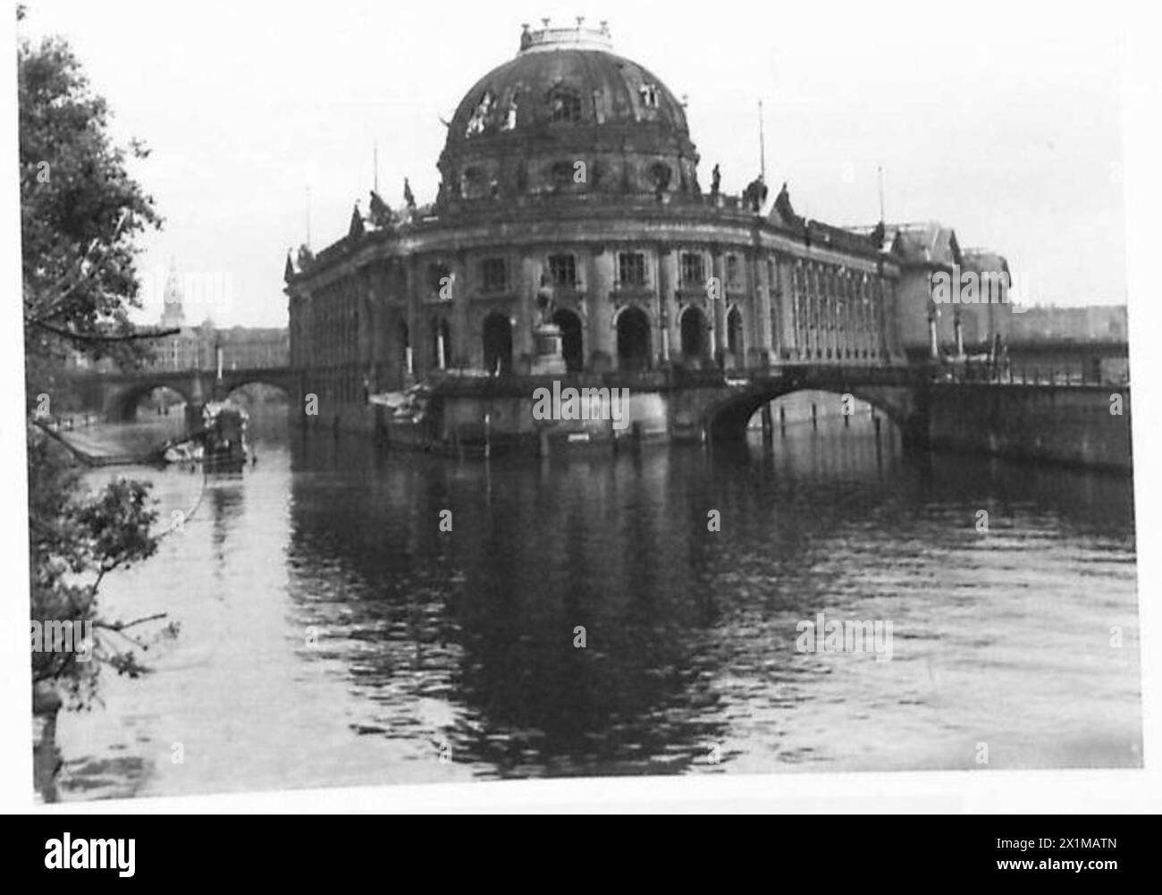IN BERLIN JETZT - die Museumsinsel, Berlin. Foto BU.8563 zeigt den Ort aus demselben Blickwinkel vor dem Krieg, British Army, 21st Army Group Stockfoto