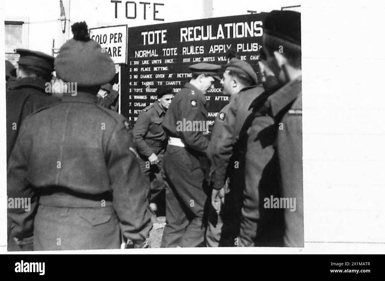 Während ihres Einsatzes in Italien nehmen die Mitglieder der britischen Achten Armee an einem „Wettkampftreffen“ teil. Solche Ereignisse verschafften den Soldaten eine Auszeit von der Härte des Kampfes und trugen dazu bei, die Moral und Kameradschaft unter den Truppen aufrechtzuerhalten. Stockfoto