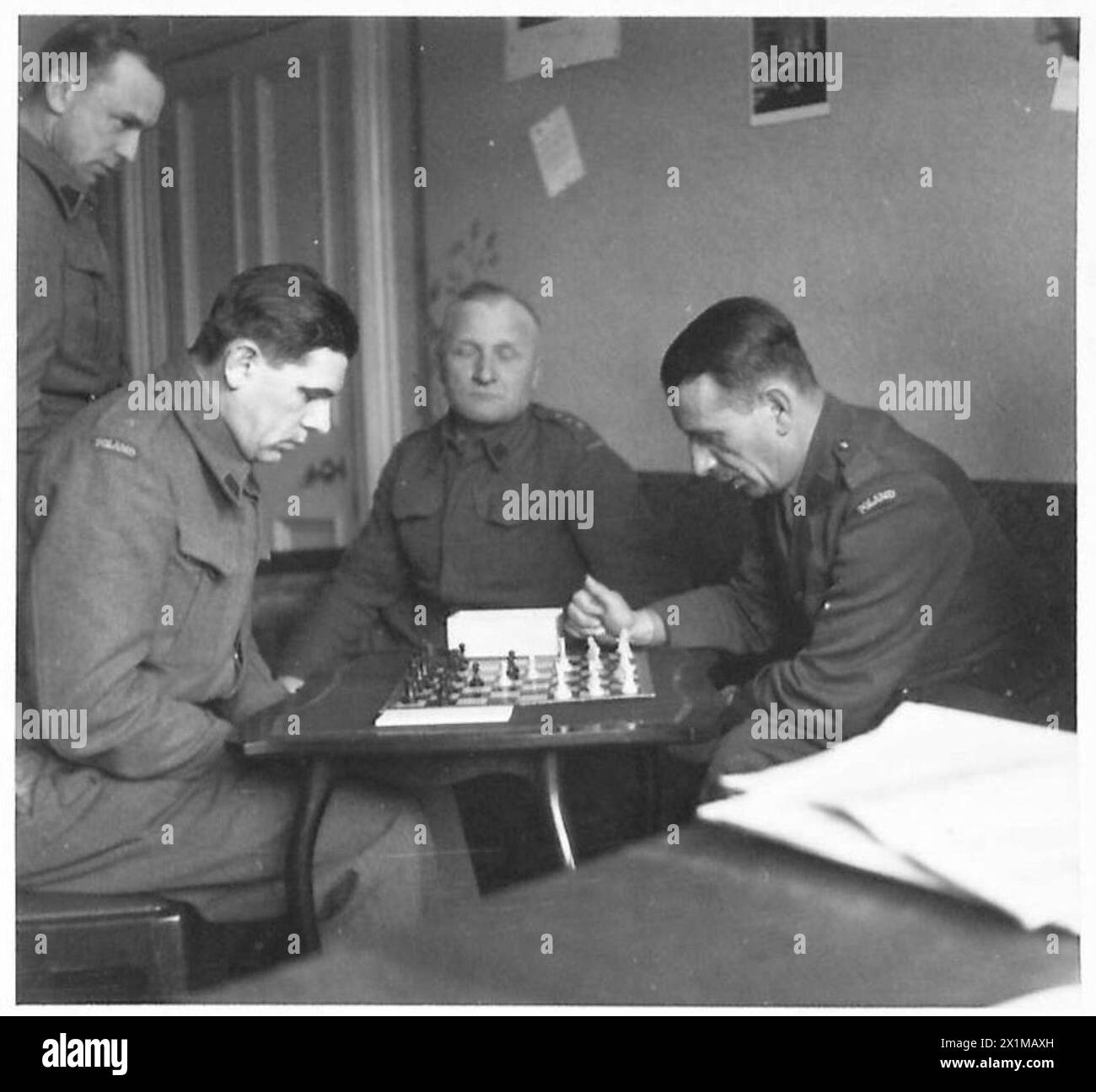 DIE POLNISCHE ARMEE IN GROSSBRITANNIEN, 1940-1947 - zwei Offiziere spielen ein Schachspiel im Offiziersmesse der Brigade. Foto aufgenommen in Cupar. Eine spezielle Fotoserie, die sich mit dem häuslichen und sozialen Leben der Truppen der 1st Rifle Brigade (1st Polish Corps) in Schottland befasst, wo die Offiziere und Männer fest etablierte Favoriten der lokalen Bevölkerung sind. Einige der jungen Soldaten besuchten Universitäten in Polen, als der Krieg ausbrach. Nach ihrer Ankunft in Großbritannien traten sie den Polnischen Streitkräften bei und setzten ihr Studium an der St. Andrews University fort, um ihr Studium zu beenden. Schwarz und wh Stockfoto