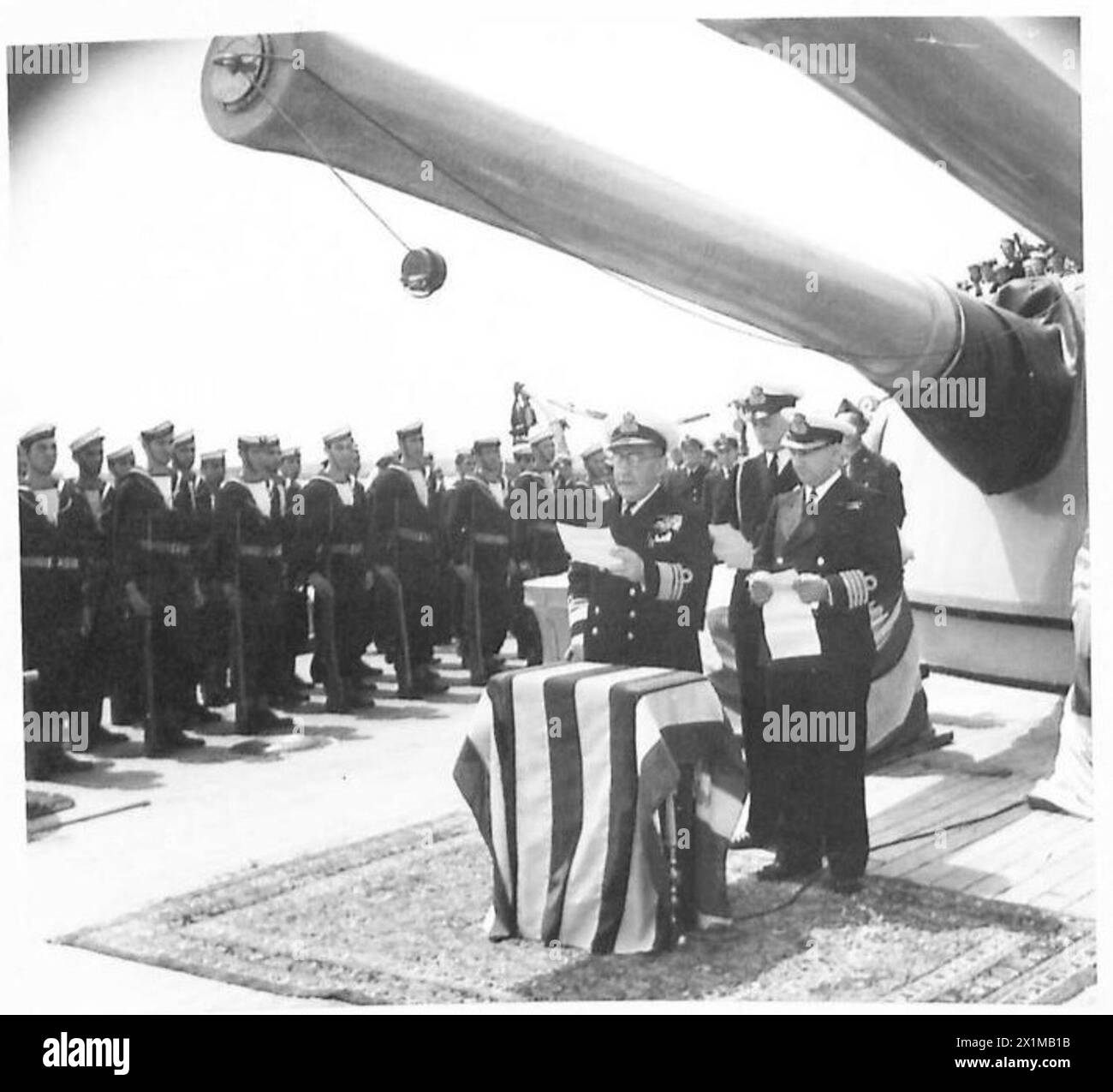 ÜBERFÜHRUNG DES BRITISCHEN U-BOOTES ZUR ROYAL HELLENIC NAVY - Admiral Voulgaris hält eine Rede an Bord der AVEROF, British Army Stockfoto