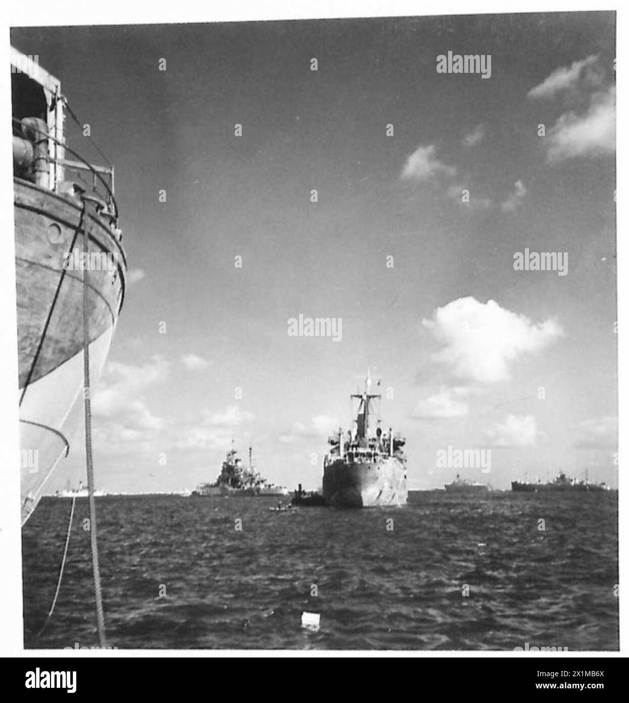 Ein Schiff „Glen“ liegt in einem Hafen im Nahen Osten während kombinierter Operationen der Marine und der britischen Armee in der Kanalzone vor Anker. Stockfoto