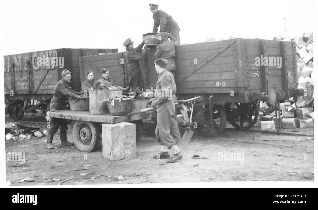 Das gerettete Metall wird von Mitarbeitern der britischen Armee auf ein Eisenbahnfahrzeug geladen, um militärische Bergungsoperationen und logistische Verfahren zu veranschaulichen. Stockfoto