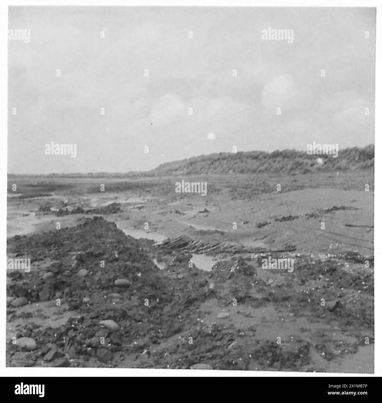 Die britische Armee führt Experimente zur Panzergewinnung an Sanddünen und einem Strand mit blauem Ton und einer dünnen Sand- und Kies-Beschichtung durch. Stockfoto Die britische Armee führt Experimente zur Panzergewinnung an Sanddünen und einem Strand mit blauem Ton und einer dünnen Sand- und Kies-Beschichtung durch. Stockfoto