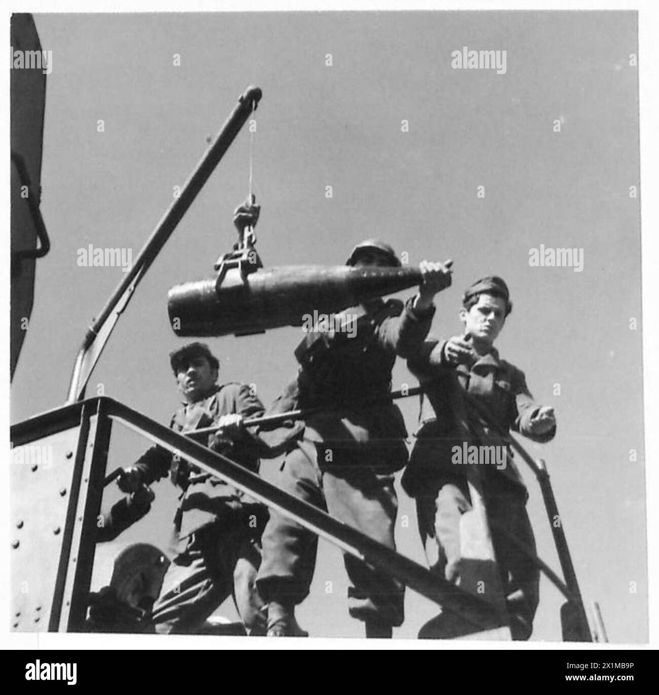 Eine neue Granate wird in den Eisenbahngewehren der Fünften Armee in Italien, der britischen Armee, zum Einsatz gebracht. Stockfoto