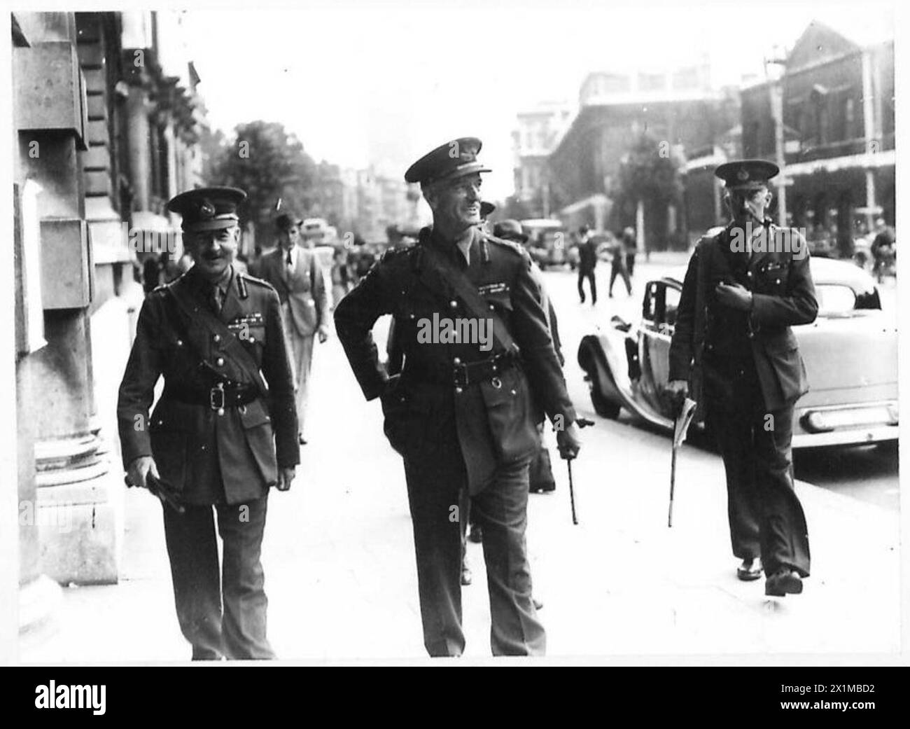 Die Generäle Reddel-Webster, Taylor und Davidson wurden innerhalb und außerhalb des Kriegsbüros der British Army fotografiert. Stockfoto