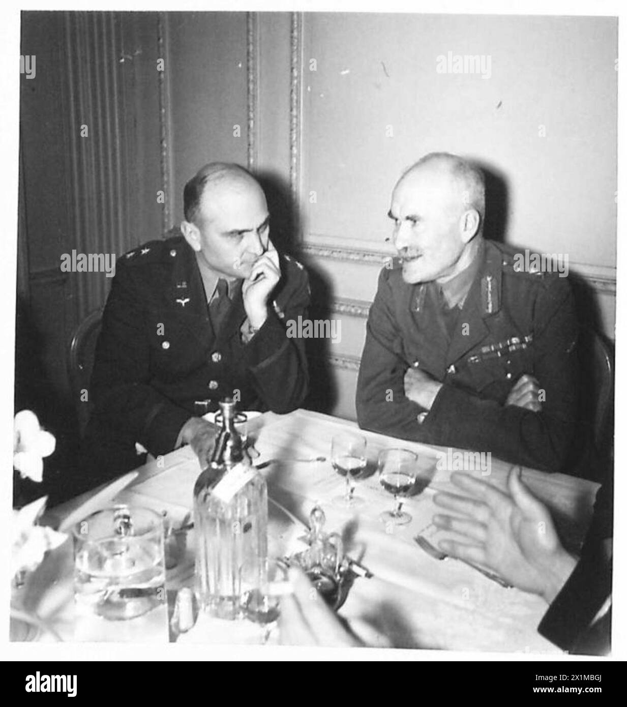 BRITISH-AMERICAN FORCES DINING CLUB - von links nach rechts : Major General I.A. Eaker (Commanding U.S. 8th Air Force) General Sir Ronald Adam, Bart. (Adjutant General der Streitkräfte), britische Armee Stockfoto