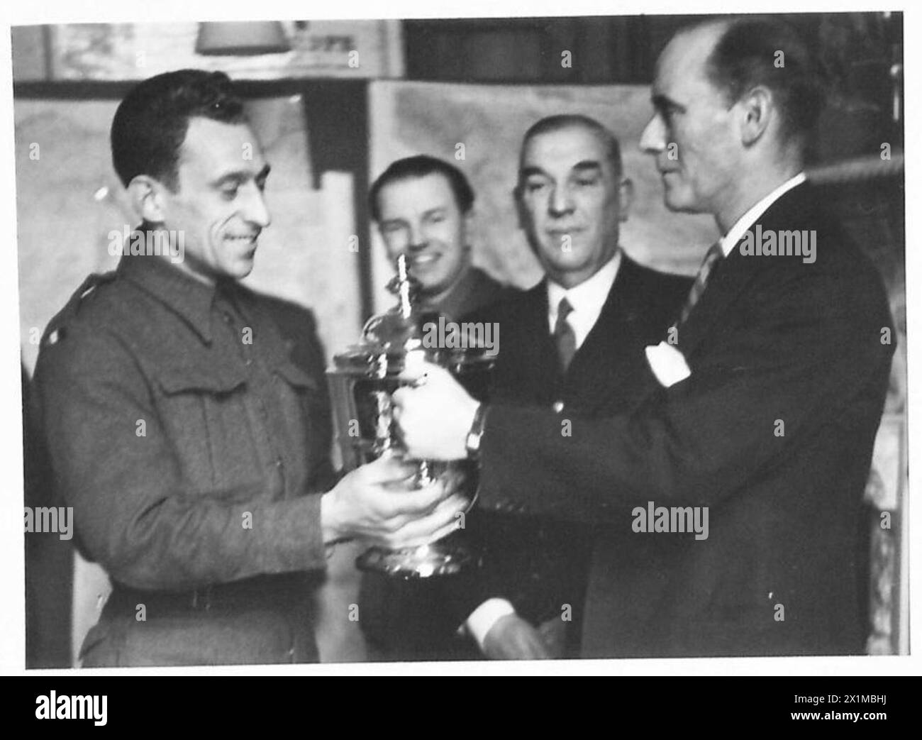 WAR MINSTER PRÄSENTIERT den FUSSBALLCUP - Captain Margesson präsentiert den Pokal, British Army Stockfoto