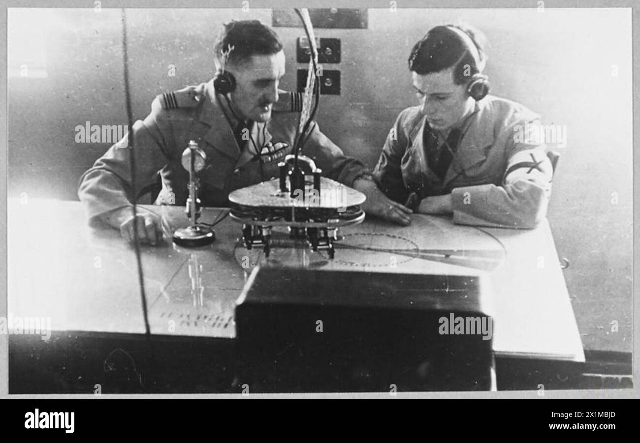 Kent Boy Fricker trainiert als Pilot in Südafrika im Rahmen des Commonwealth Joint Air Training Plan mit dem Link Trainer, 1943. Stockfoto