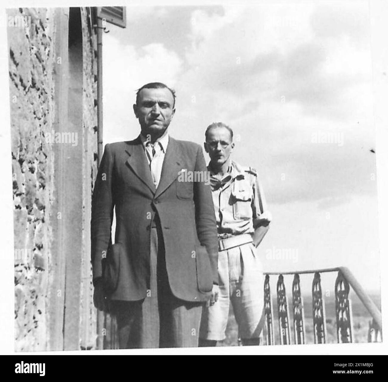 Ceiso Pratesi, ein faschistischer Anführer, wird während der Achten Armee vor dem Partisanenquartier in Ciggiano verhaftet. Stockfoto