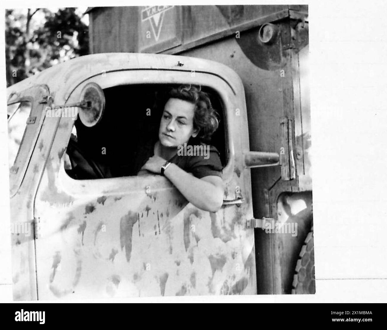 Mrs. J. Finnigan fährt einen Van für die 8. Armee als Teil des Frauendienstes in Kriegsoperationen der British Army. Stockfoto