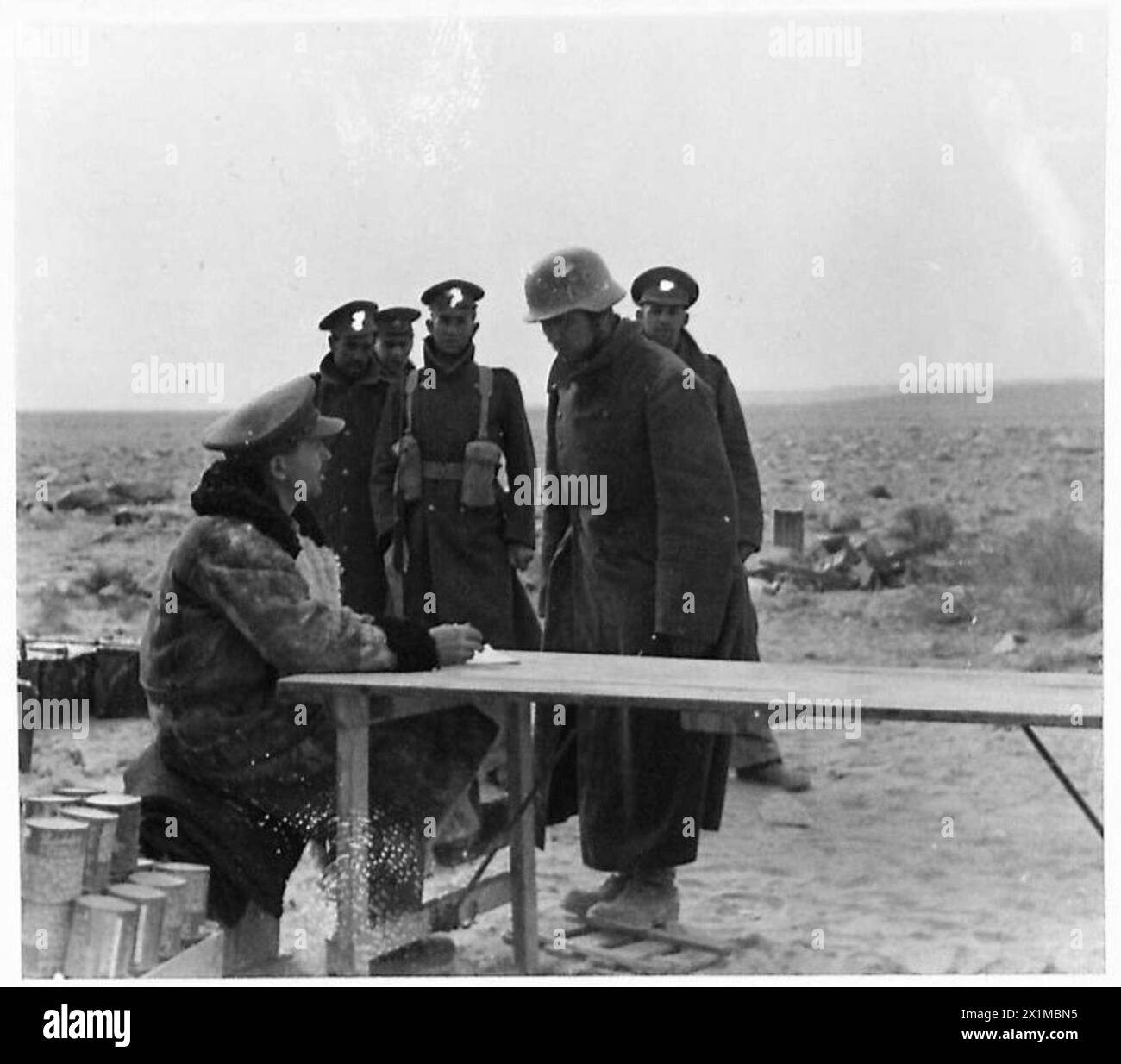 Ein Geheimdienstoffizier verhört kürzlich gefangengenommene deutsche Gefangene in der Western Desert, British Army. Stockfoto