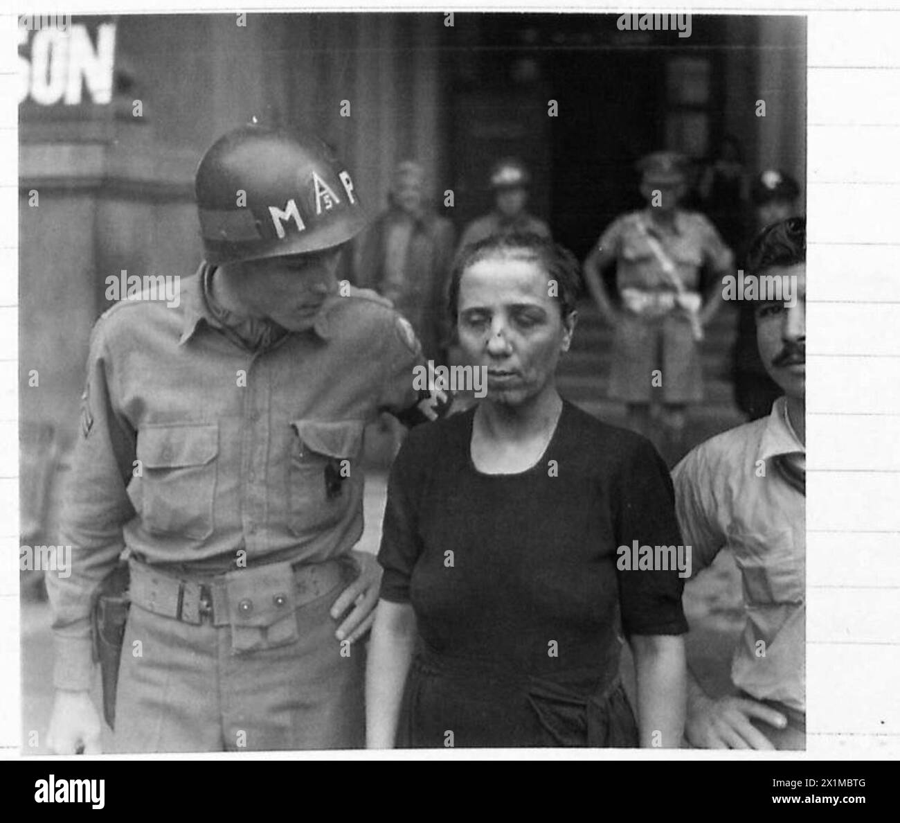 Signorina Eveliane wird zum Verhör in das F.S.-Hauptquartier in Florenz gebracht. Sie berichtete, dass sie verwundete Soldaten unterstützte und sich Brigato Bruno Fancuillassi anschloss, um ihre Arbeit während der Operationen der britischen Armee fortzusetzen. Stockfoto