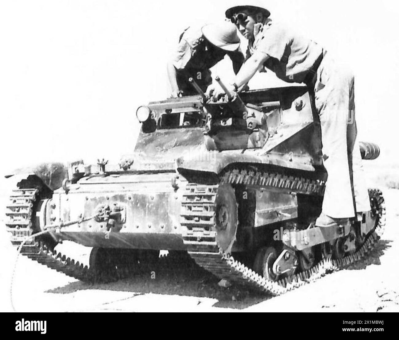 In der Westwüste wurde ein leichter italienischer Panzer nach einer Schlacht mit gepanzerten Autos aufgegeben, was die Bewegung und das Engagement der britischen Armee veranschaulicht. Stockfoto