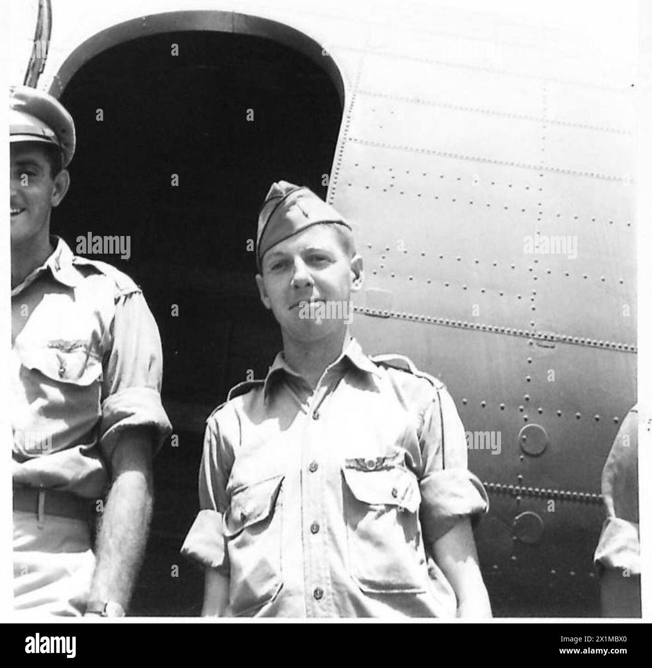 Leutnant W. E. Delahanty, ein 23-jähriger Ingenieur aus Long Island, dient in der britischen Armee und navigiert General Alexanders Fahrzeug „Patches“. Stockfoto