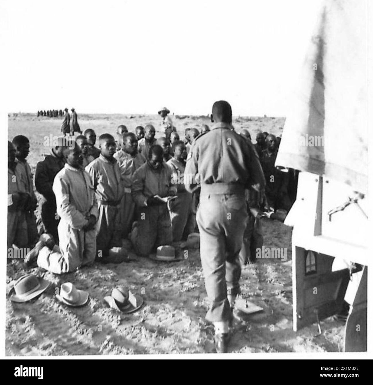 Mitglieder der britischen Armee nehmen an der Feier einer katholischen Messe auf Wüstensand teil. Stockfoto