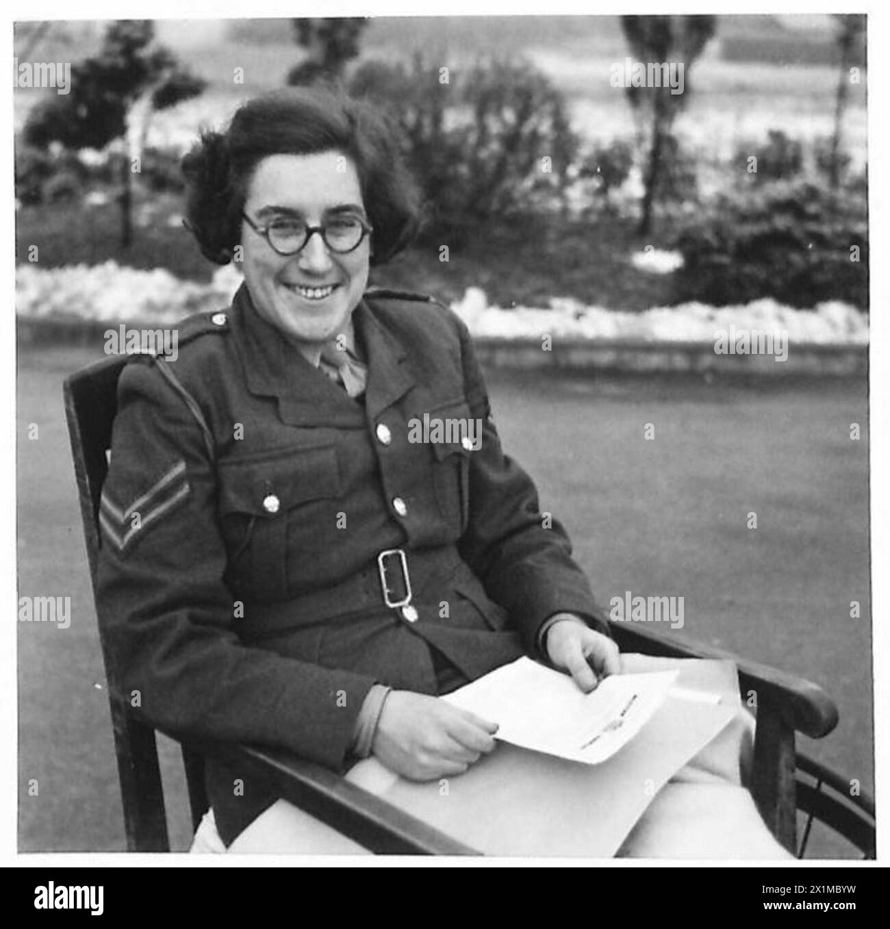 Corporal I.K. Davies vom Auxiliary Territorial Service wird in einem Rollstuhl auf dem Gelände des Krankenhauses gesehen und von der britischen Armee für seine Galanterie anerkannt. Stockfoto
