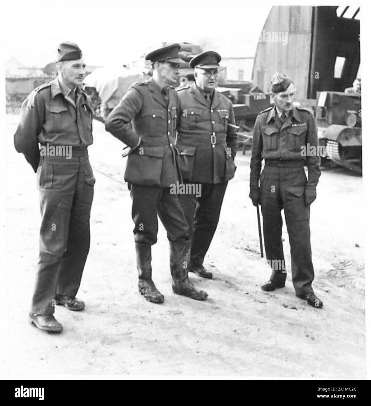 KREUZFAHRERPANZER - von links nach rechts Kapitän G. Marquand (A) Major Pugh, T. (A) Major Dalt, B. (b) Major Rowley (b) (a) Experimental Research REME (b) Training Establishment REME, British Army Stockfoto