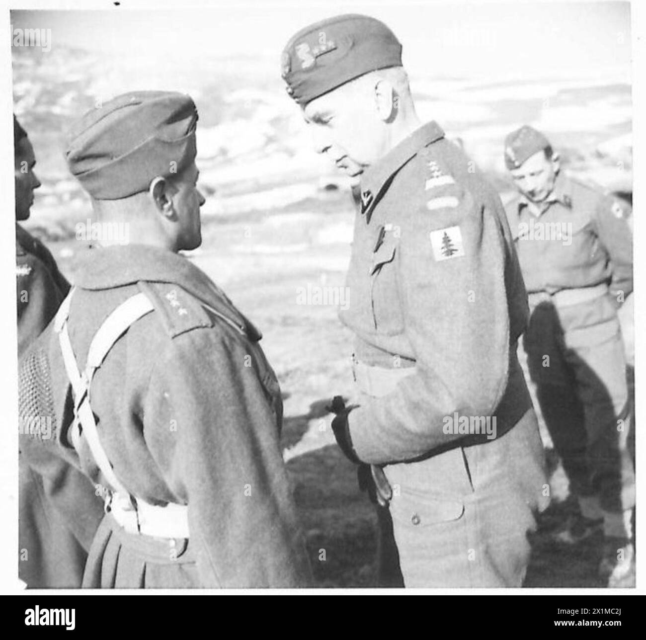 DIE POLNISCHE ARMEE IM ITALIENISCHEN FELDZUG, 1943-1945 - General Kazimierz Sosnkowski, C-in-C der polnischen Streitkräfte, im Gespräch mit einem Offizier des 10. Mittleren Artillerieregiments, 2. Artilleriegruppe (2. Polnisches Korps) während seines Besuchs in der Einheit. der Offizier auf dem Foto ist entweder Kapitän Stanisław Maź (CO des 1. Geschwaders) oder Kapitän Jan Szeptycki (CO des 2. Geschwaders). Foto außerhalb von Vastogirardi, 28/29. März 1944, polnische Armee, polnische Streitkräfte im Westen, polnische Armee, polnische Korps, II. polnische Streitkräfte im Westen, 2. Korps, 2. Artilleriegruppe, polnische Armee Stockfoto