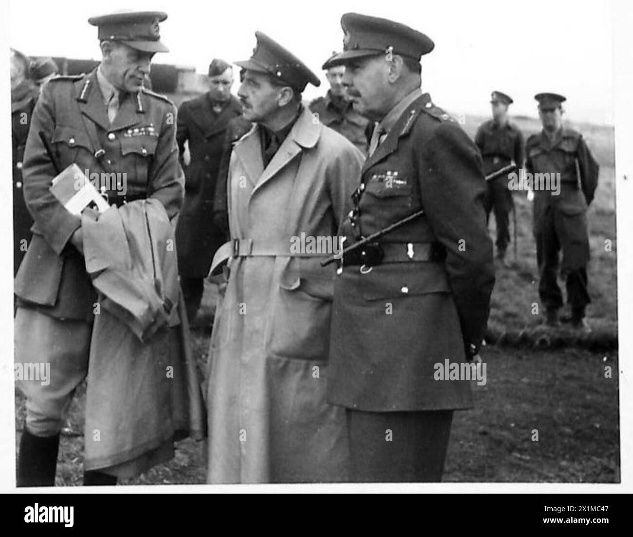 Major General R.M. Wootten, Colonel G. Thompson und Major General D.G. Johnson beobachten eine Demonstration in einer britischen Waffenschule, British Army. Stockfoto