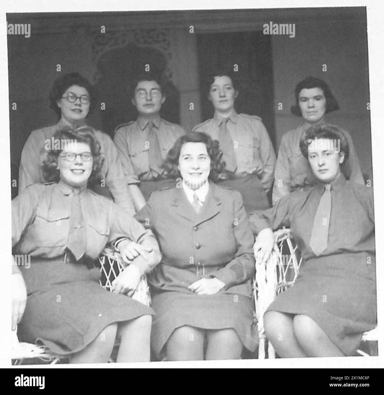 Frauen, die bei Operationen der britischen Armee in Nordafrika in den E.F.I. eingesetzt wurden, wurden von ihren Heimatstädten identifiziert und helfen bei NAAFI-Diensten. Stockfoto