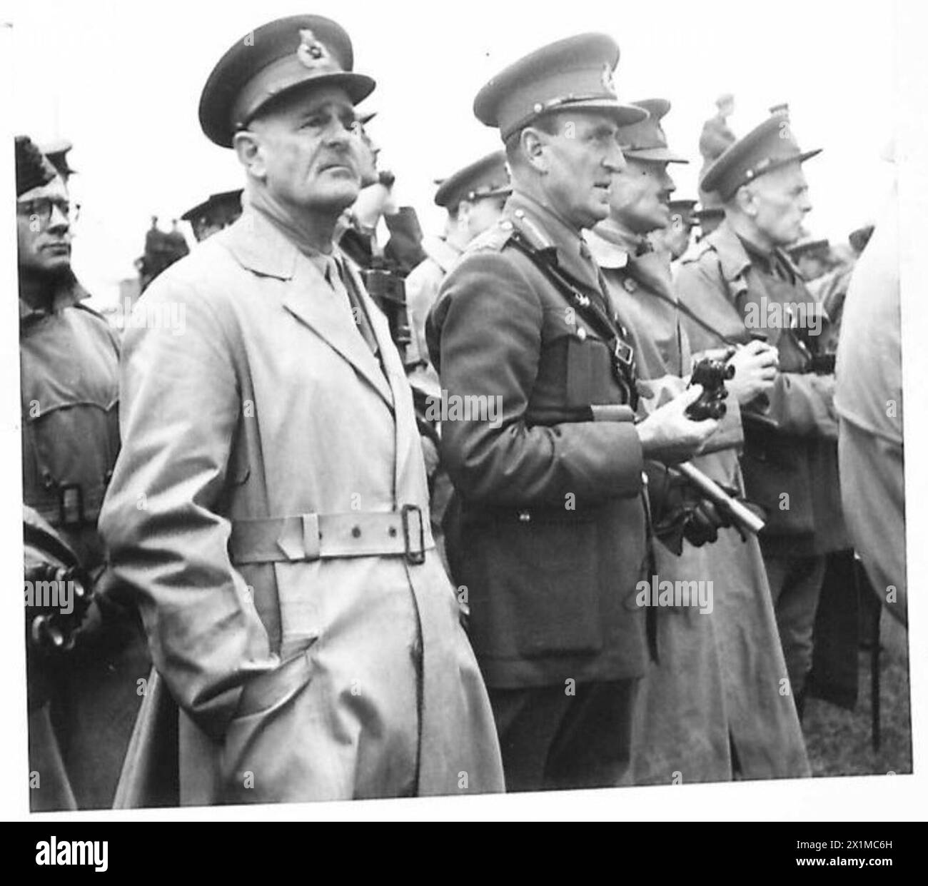 Feldmarschall Sir Archibald Wavell und General Sir Bernard C.T. Paget beobachten eine Demonstration von Truppen und Ausrüstung der britischen Armee. Stockfoto