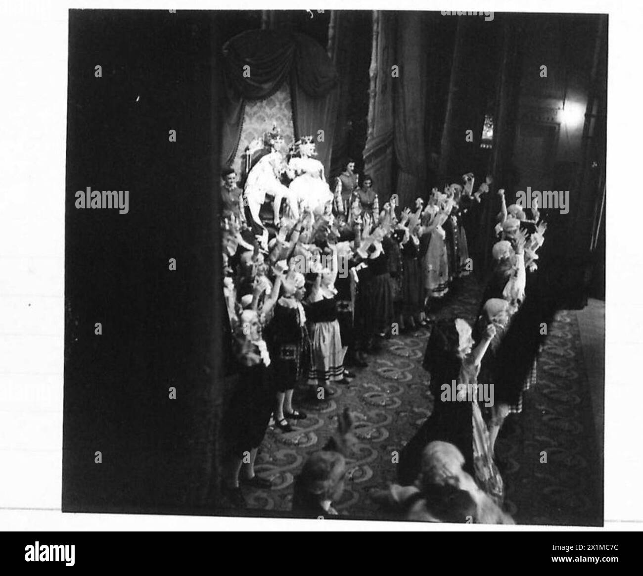 Die C.A.D.M.S. tritt in „The Gondoliers“ im Opernhaus von Kairo auf und zeigt mehrere Bühnen der Theaterproduktion der British Army. Stockfoto