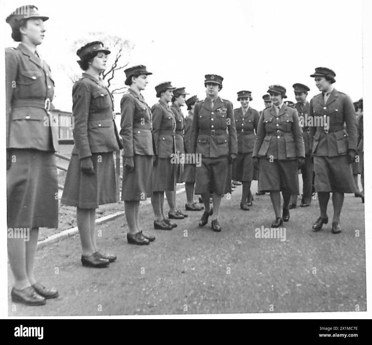 DIE PRINZESSIN ROYAL BESUCHT DAS ARTILLANCE DEPOT - HRH die Prinzessin Royal begleitet von ATS-Offizieren, inspiziert ATS-Hilfskräfte im Depot der britischen Armee Stockfoto