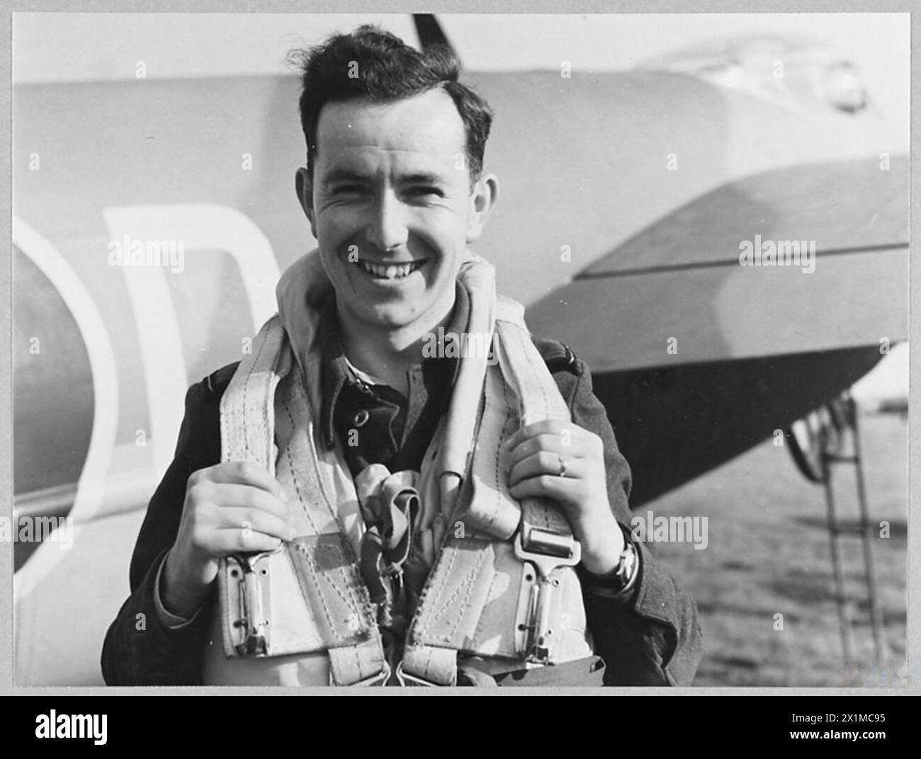 Pilot Officer G.E. Dean der Royal Air Force bereitete sich auf eine Mission vor, um die Zeiss-Werke zu überfallen, indem er Mosquito-Flugzeuge über eine 100-Meilen-Route flog, die auf Wehrmachtsanlagen zielte. Stockfoto