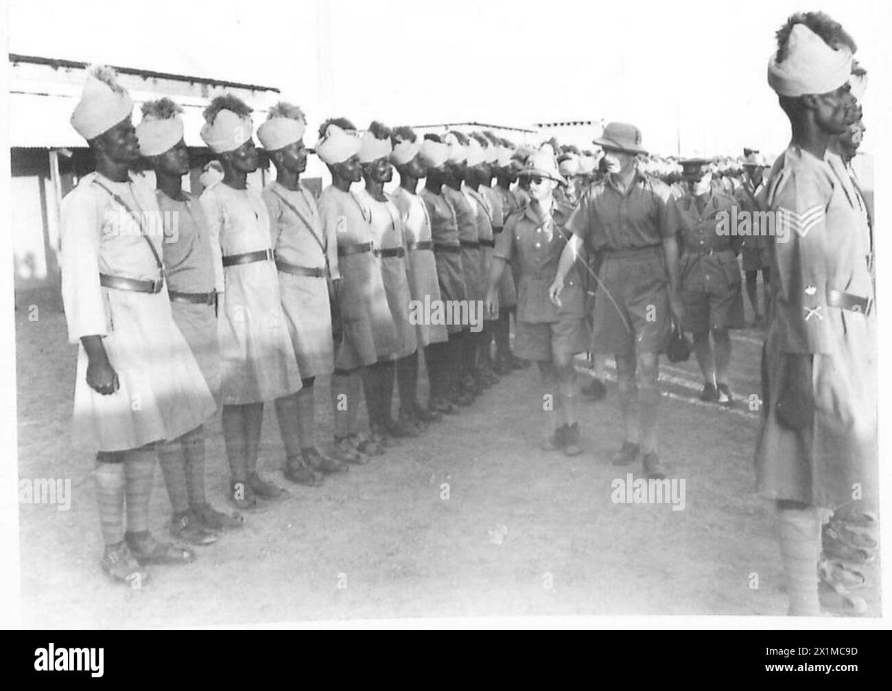 Der Kriegsminister Eden inspiziert einheimische Truppen der Sudan Defence Force in Khartum, British Army. Stockfoto