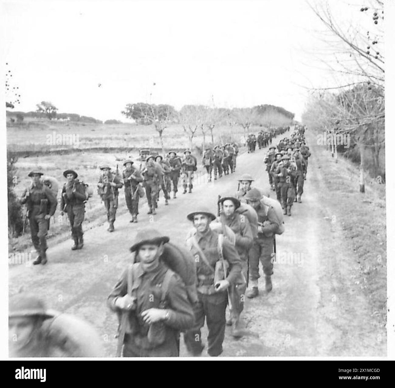 Britische Infanteristen marschieren entlang der Hauptstraße Anzio-Rom, drei Meilen nördlich von Anzio, und folgen der Landung der Alliierten südlich von Rom, der britischen Armee. Stockfoto